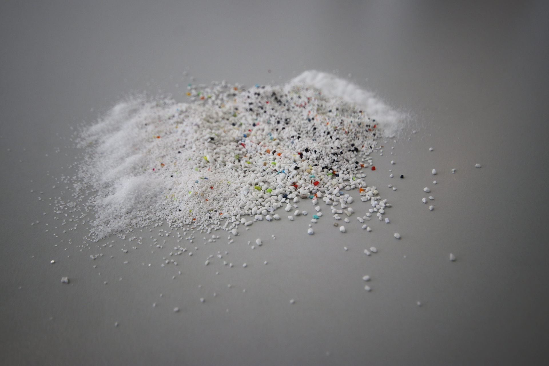 Duroplast Strahlmittel für schonende Oberflächenreinigung in der Industrie von Rifatec GmbH