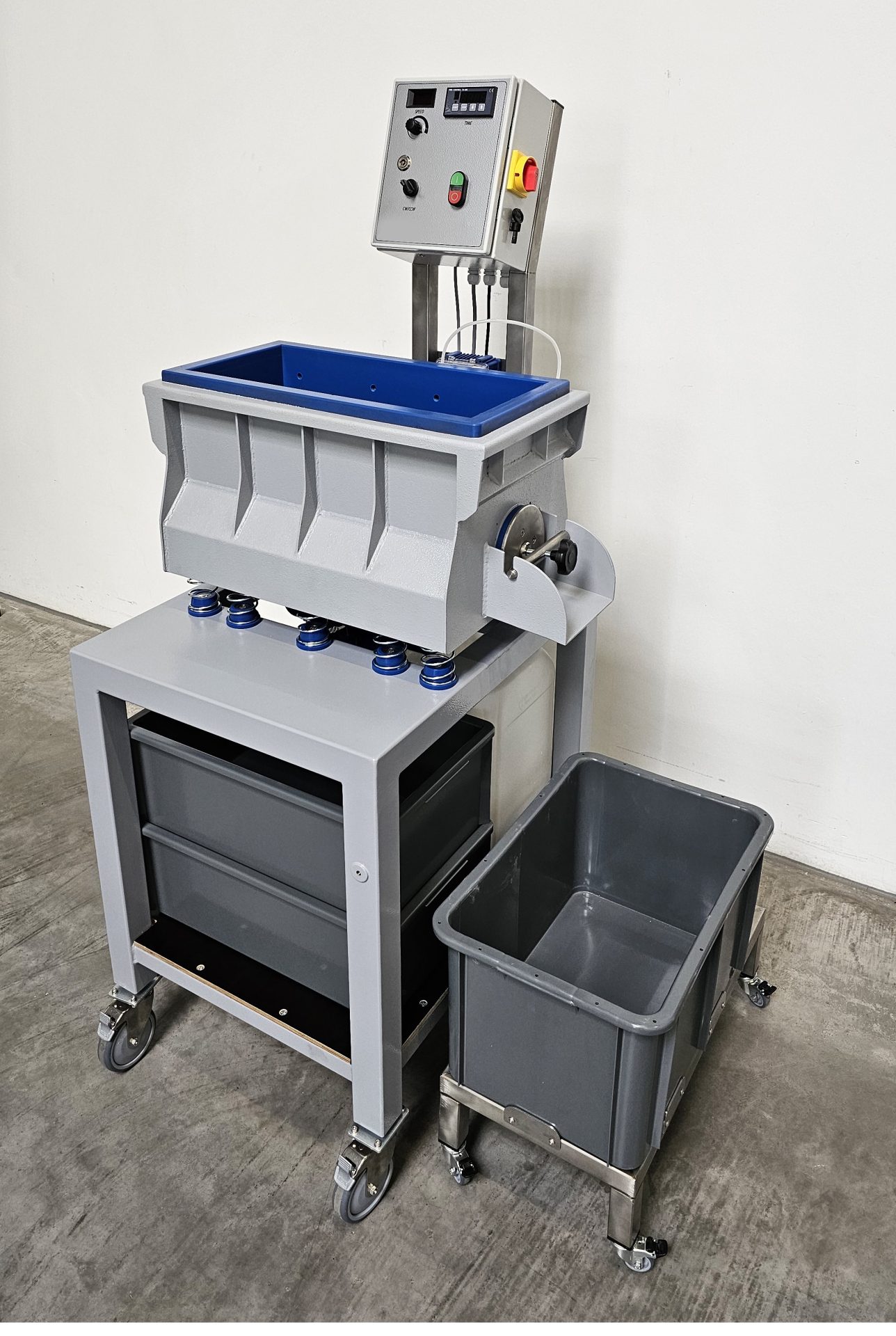 Langtrogvibrationsanlage von Rifatec für großvolumige oder schwere Bauteilbearbeitung.