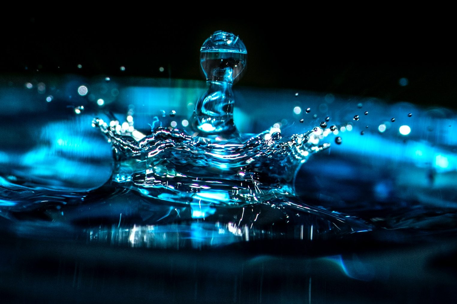 Wassertropfen symbolisieren die Vielfalt der Compounds im Gleitschleifprozess